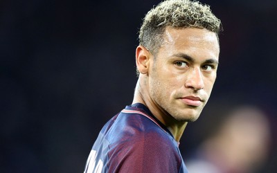 猫头鹰体育动态-佩德里进球后拥抱家人